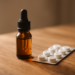 Botol minyak CBD dan blister obat nyeri di atas meja kayu